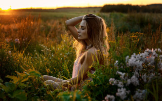 Woman flower field sunset blurry 2 - a field of flowers free wallpaper