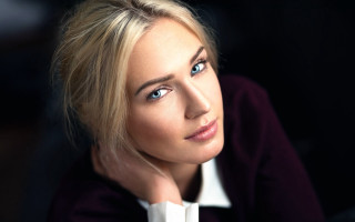 Woman blueeyes white shirt serious - her face free wallpaper for desktop