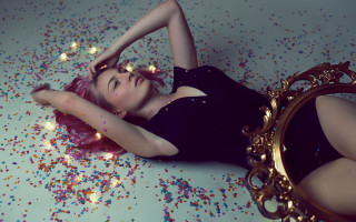 Woman mirror confetti paint splatter - visual art free wallpaper