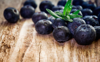 Blueberries leaf wooden table photorealism - top of them free wallpaper
