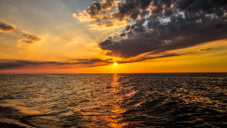 Sunset ocean boat clouds horizon 7 - a sunset over the ocean free wallpaper