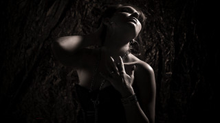 Woman black dress chain neck 2 - a chain free wallpaper for desktop