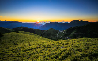 Grassy field mountains sunset trail - a grassy field free wallpaper