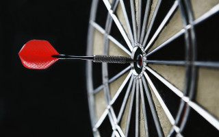 Dart hit red dartboard black - objective abstraction free wallpaper for desktop