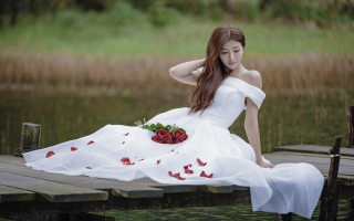 Woman white dress dock strawberries - bian jingzhao free wallpaper