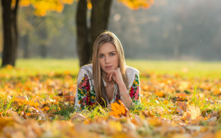 Woman grass serious portrait Eszter - a serious look free wallpaper
