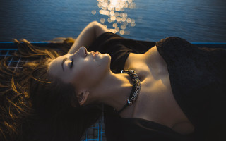 Woman boat relaxing rain jewelry - a boat free wallpaper