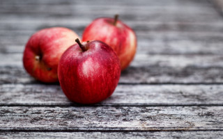 Three apples wooden surface red - a wooden surface free wallpaper