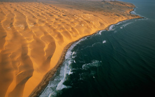 Large sandy beach ocean island - a small island in the middle of the ocean free wallpaper