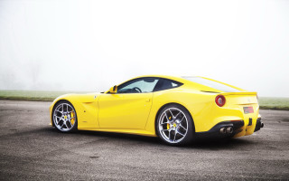 Yellow sports car fog parking - a yellow sports car free wallpaper