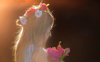 Girl flower crown bouquet backlighting - her head holding free wallpaper