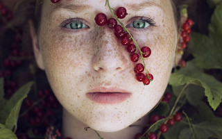 Berry freckled girl leaves closeup - young free wallpaper