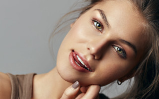 Woman ring hand chin eyes - her finger free wallpaper