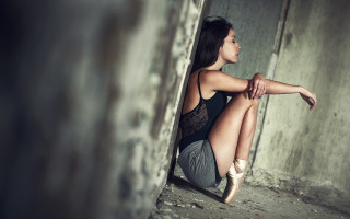 Woman floor brickwall sideview portrait - the floor in a room free wallpaper