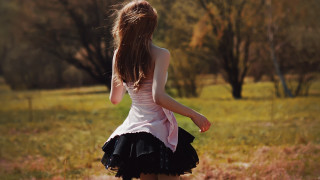 Woman dress field autumn blurry - her back free wallpaper