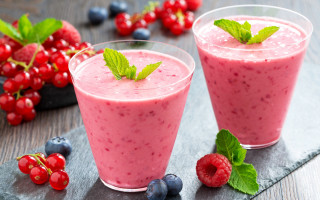 Berry smoothie mint blueberries closeup - private press free wallpaper