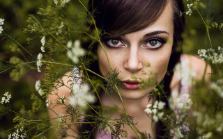 Woman blue eyes flower garden - a bun free wallpaper