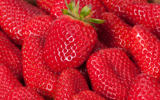 Strawberries green leaf macro precisionism - a box free wallpaper