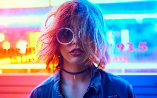 Woman sunglasses necklace neon background - a neon background free wallpaper