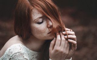 Freckled hair woman holding hands - her free wallpaper
