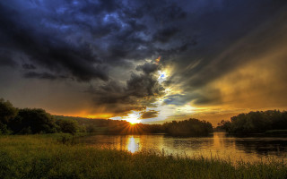 Sunset lake clouds sunlight matte - a sunset over a lake free wallpaper