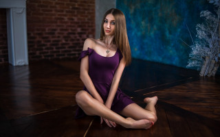 Woman purple dress posing bench - a necklace free wallpaper