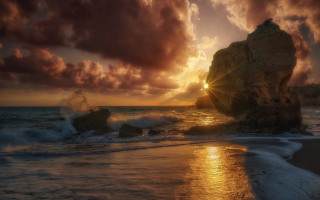 Sunset ocean rock formation matte - crepuscular ray free wallpaper