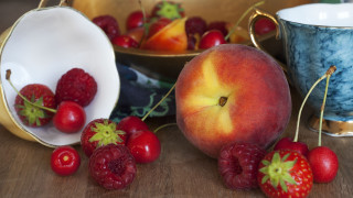 Kitsch food stilllife berries fruit - still free wallpaper
