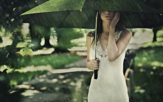 Woman umbrella rain park blurry - an umbrella in the rain free wallpaper