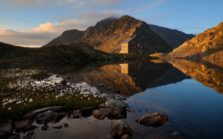 Mountain lake reflection house sunset - a reflection free wallpaper