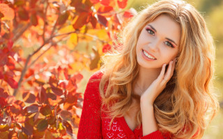 Woman red sweater autumn leaves - a picture in front free wallpaper