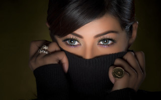Blue eyes black sweater coin - a black sweater free wallpaper