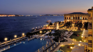 Hotel water night boat city - romanesque free wallpaper