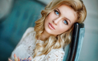 Blue eyes woman flower chair - a bouquet of flowers free wallpaper