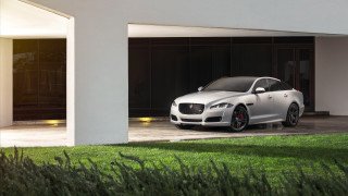 Silver car driveway building door - a silver car free wallpaper