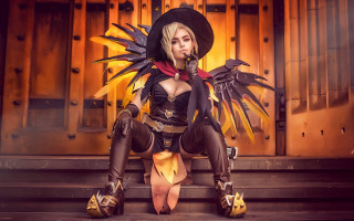 Cosplay woman bird hat gloves - a large bird free wallpaper