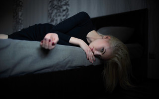 Woman lying blonde blood red - the pillow free wallpaper