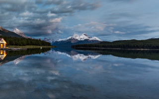 Lake mountains house trees sky - naturalism free wallpaper