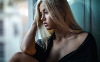 Blonde woman window portrait photography 2 - her head free wallpaper
