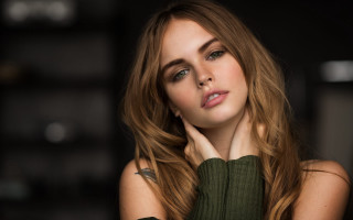 Woman green dress long hair 4 - a picture free wallpaper