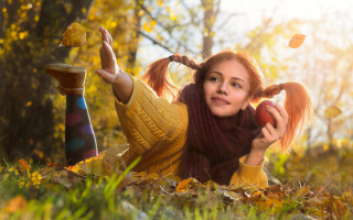 Woman ponyTAIL hat autumn leaves - evaline ness free wallpaper