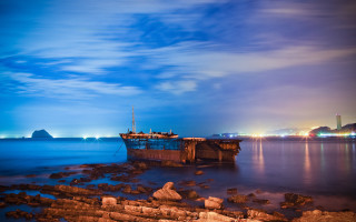 Boat water city night shore - elsa bleda free wallpaper