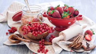 Strawberries berries dessert food plate - rolling free wallpaper