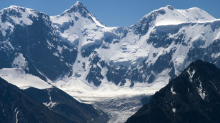 Mountain range river snow capped - a mountain range free wallpaper