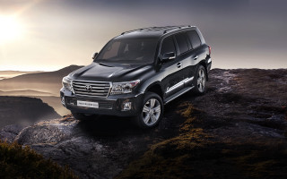 Black suv mountains rocky hill - the sun shining behind free wallpaper
