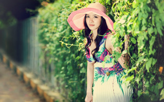Woman pinkhat fence bush umbrella - portrait photography free wallpaper