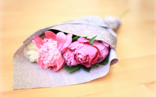 Bouquet flowers paper table top - a bouquet of flowers free wallpaper