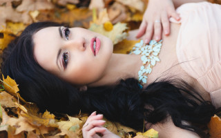 Leaves dress jewelry motion blur - a pile free wallpaper