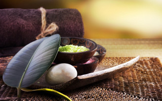 Bowl food leaf towel table - a bowl of food free wallpaper
