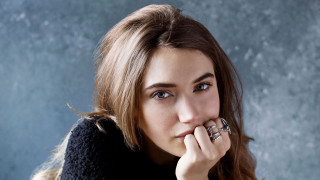 Woman ring blue background portrait - her finger free wallpaper